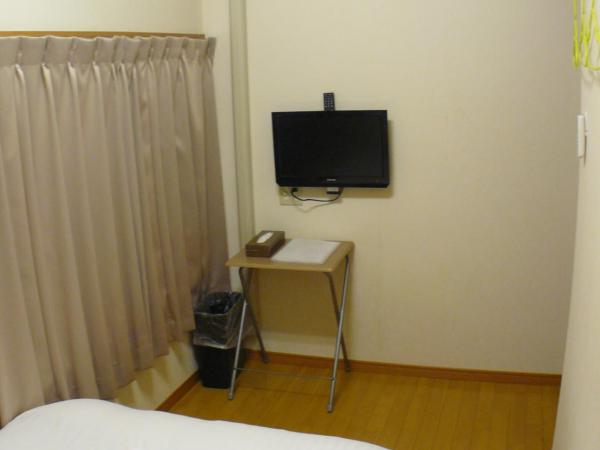 Hotel Meigetsu : photo 4 de la chambre chambre double avec petit lit double 

