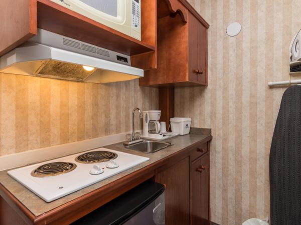 Canadas Best Value Inn Chinook Station : photo 4 de la chambre studio lit queen-size avec kitchenette - non-fumeurs