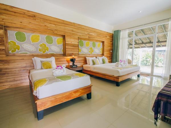 Good Times Resort Kanchanaburi : photo 3 de la chambre chambre triple deluxe - vue sur rivière