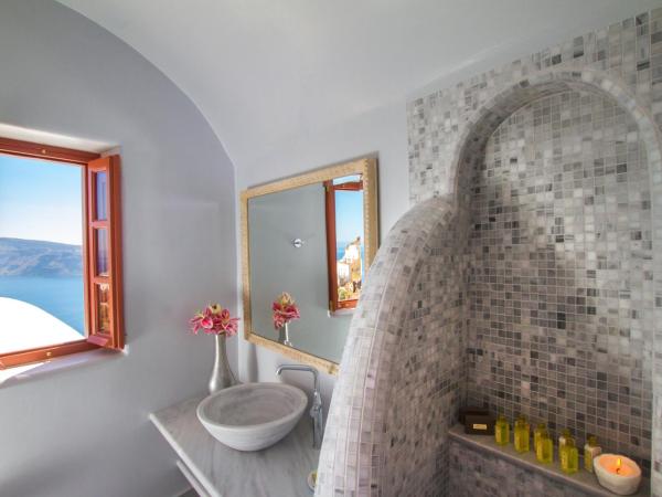 Oia Mare Villas : photo 4 de la chambre studio grotte standard avec vue sur la caldeira