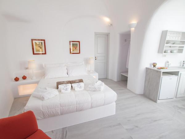 Oia Mare Villas : photo 8 de la chambre studio troglodyte supérieur avec bain à remous extérieur