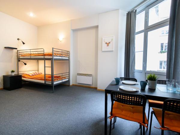 Constitution Square Rooms : photo 7 de la chambre chambre quadruple avec balcon 