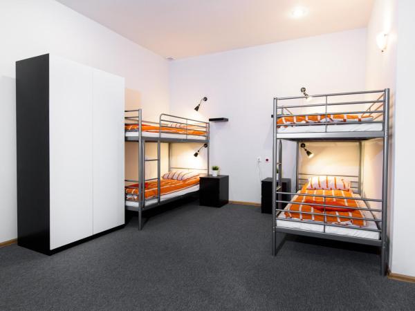Constitution Square Rooms : photo 8 de la chambre chambre quadruple avec balcon 