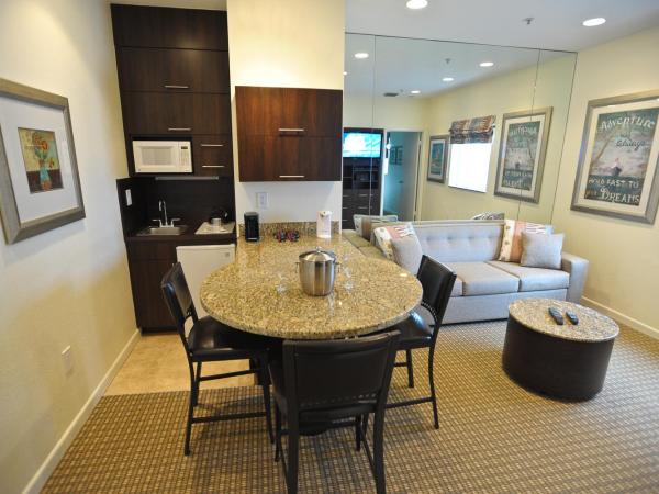 Crystal Beach Suites Miami Oceanfront Hotel : photo 4 de la chambre suite premium lit king-size