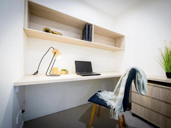 Alcyone Hotel Residences : photo 3 de la chambre appartement 1 chambre avec balcon et bureau