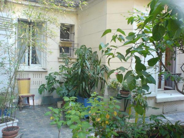 Studio Paris tour Eiffel : photo 9 de la chambre chambre double - vue sur jardin