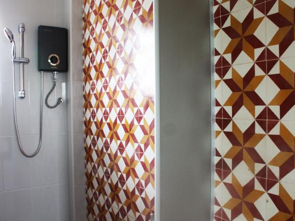 Feung Nakorn Balcony Rooms and Cafe : photo 5 de la chambre chambre familiale avec salle de bains commune