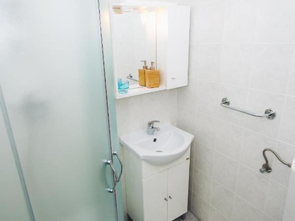 Apartments and Rooms Ille : photo 9 de la chambre chambre triple avec salle de bains privative