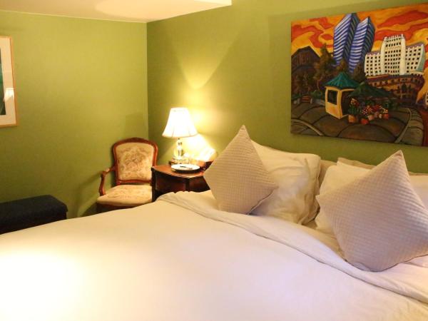 La Loggia Art B&B : photo 10 de la chambre chambre lit queen-size avec salle de bains commune