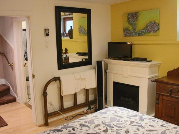 La Loggia Art B&B : photo 5 de la chambre chambre lit queen-size avec salle de bains commune