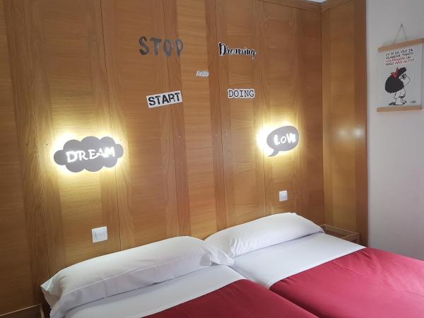 Barri Antic Hostel & Pub : photo 5 de la chambre chambre lits jumeaux