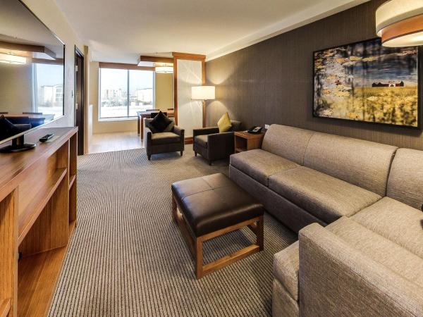 Hyatt Place Edmonton West : photo 9 de la chambre suite 1 chambre lit king-size avec canapé-lit
