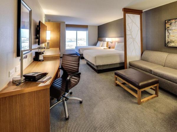 Hyatt Place Edmonton West : photo 8 de la chambre chambre avec 2 lits queen-size et canapé-lit