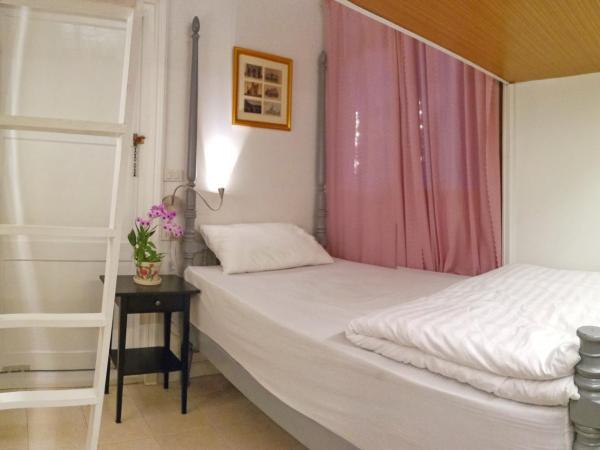 Bed in Town : photo 3 de la chambre small twin room (female only)