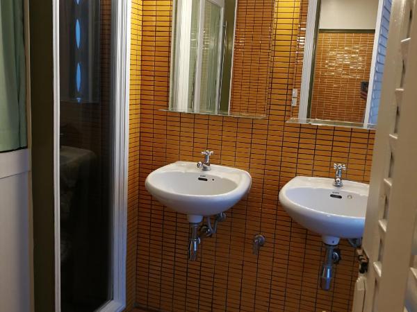 Bed in Town : photo 5 de la chambre chambre familiale