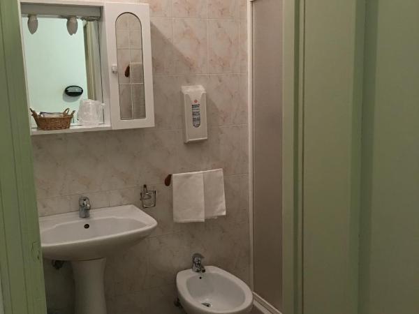 Hotel Dora : photo 7 de la chambre chambre triple