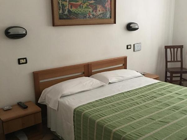Hotel Dora : photo 3 de la chambre chambre double ou lits jumeaux
