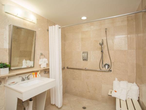 Best Western Plus Atlantic Beach Resort : photo 2 de la chambre chambre lit king-size avec douche accessible en fauteuil roulant - personnes à mobilité réduite/non-fumeurs