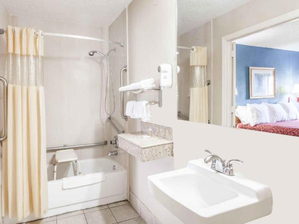 Days Inn by Wyndham Nashville N Opryland/Grand Ole Opry : photo 1 de la chambre king room with bath tub - mobility accessible/smoking