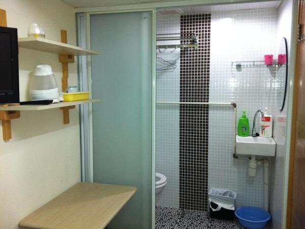 Hung Fai Guest House : photo 4 de la chambre chambre simple avec salle de bains 