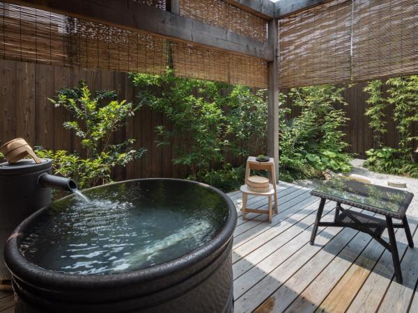 Nazuna Kyoto Nijo-jo : photo 2 de la chambre suite (65 m2) avec baignoire extérieure - réservée aux adultes