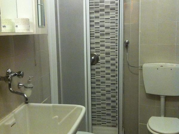 Hotel Gambara : photo 2 de la chambre chambre double ou lits jumeaux avec salle de bains commune
