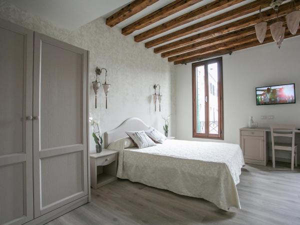 Guest House Ca' dell'Angelo : photo 6 de la chambre chambre triple avec salle de bains privative - vue sur ville