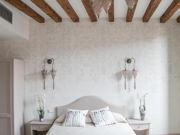 Guest House Ca' dell'Angelo : photo 2 de la chambre chambre triple avec salle de bains privative - vue sur ville