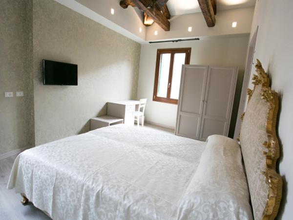 Guest House Ca' dell'Angelo : photo 4 de la chambre chambre double avec salle de bains privative