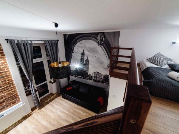 2 Nights Apartments - great location, right next to Main Rail and Bus Station, 10 min to Main Square by foot : photo 2 de la chambre appartement avec balcon