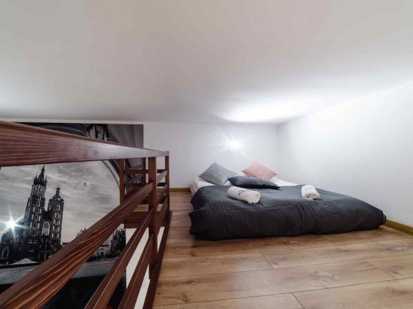 2 Nights Apartments - great location, right next to Main Rail and Bus Station, 10 min to Main Square by foot : photo 5 de la chambre appartement avec balcon