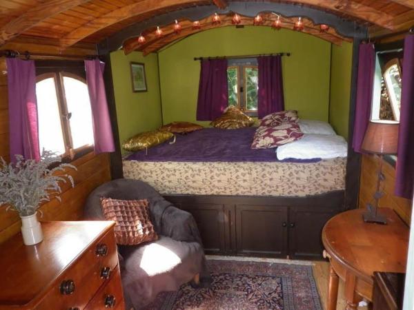 Les Roulottes de la Baronnie : photo 4 de la chambre caravane manolo (1 ou 2 personnes)