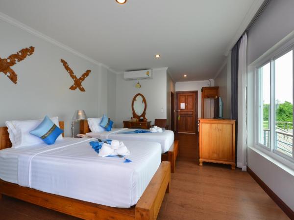 Princess River Kwai Hotel : photo 5 de la chambre chambre lits jumeaux de luxe avec vue sur la rivière