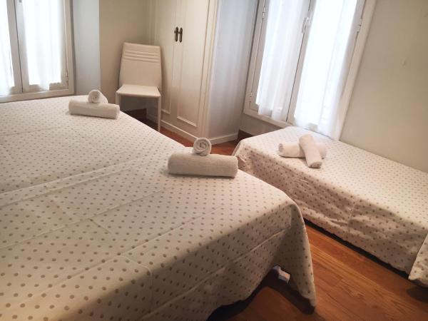 Pension Larrea : photo 2 de la chambre chambre triple avec salle de bains commune