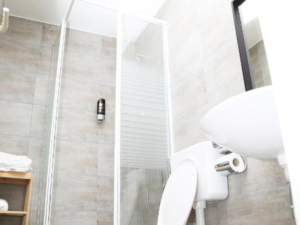 Main Hotel Frankfurt City : photo 4 de la chambre chambre simple avec toilettes et douche communes