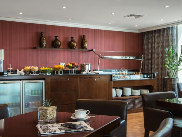 Towers Rotana - Dubai : photo 3 de la chambre chambre lit king-size - accès au salon