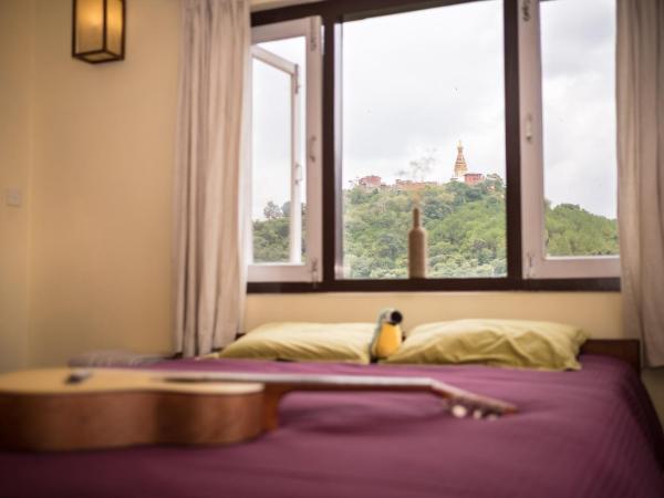 Swayambhu View Guest House : photo 3 de la chambre chambre lit king-size - vue sur montagne