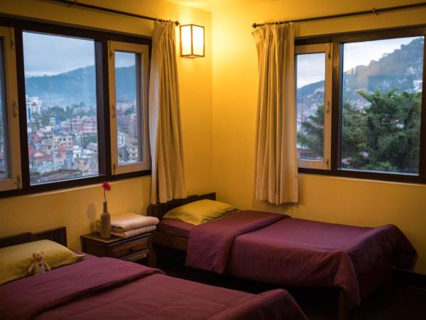 Swayambhu View Guest House : photo 3 de la chambre chambre lits jumeaux - vue sur montagne