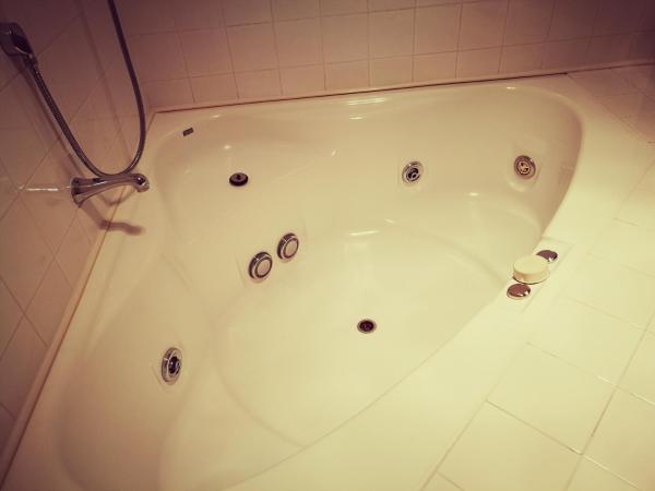 Airport Birches Motel : photo 6 de la chambre studio avec baignoire spa