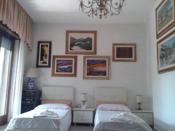 B&B Tra i mari del Salento : photo 6 de la chambre chambre quadruple avec salle de bains privative séparée