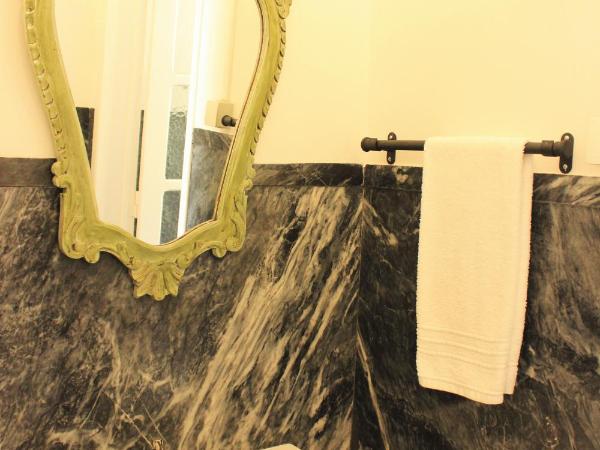 Alojamentos Vista Mar-Luisa Todi : photo 7 de la chambre chambre familiale avec salle de bains privative séparée