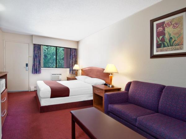 Howard Johnson by Wyndham Red Deer : photo 8 de la chambre chambre lit queen-size deluxe - non-fumeurs