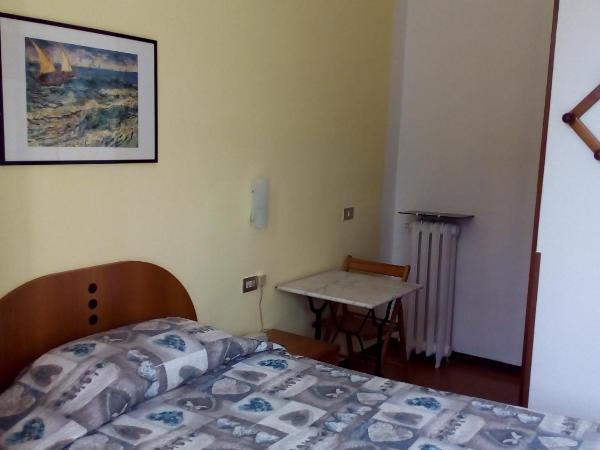 Hotel Tirreno : photo 2 de la chambre chambre simple standard avec salle de bains commune