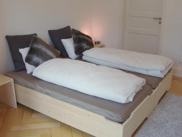 B&B Laupenring, Basel : photo 7 de la chambre chambre double ou lits jumeaux avec salle de bains commune