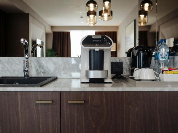 GRAMM HOTEL by Ambarrukmo - Formerly Grand Ambarrukmo Yogyakarta : photo 4 de la chambre suite - vue sur ville