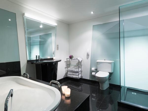The Como Melbourne : photo 8 de la chambre suite junior lit king-size avec baignoire spa et bureau privé