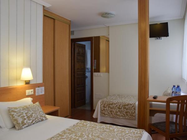 Hostal Anosa Casa : photo 3 de la chambre chambre double avec lit d'appoint