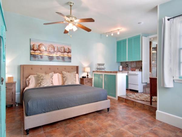 Auld Sweet Olive Bed and Breakfast : photo 1 de la chambre suite lit king-size avec baignoire spa