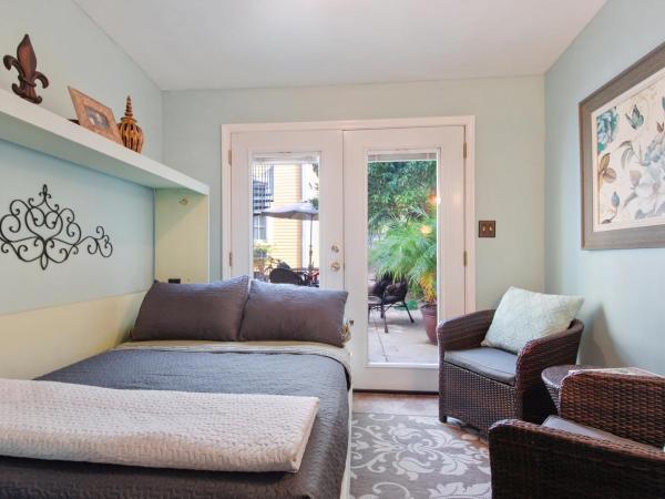 Auld Sweet Olive Bed and Breakfast : photo 4 de la chambre suite lit king-size avec baignoire spa