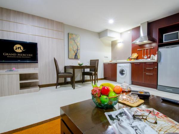 Grand Mercure Bangkok Asoke Residence : photo 4 de la chambre grande suite lit king-size deluxe avec salon et balcon